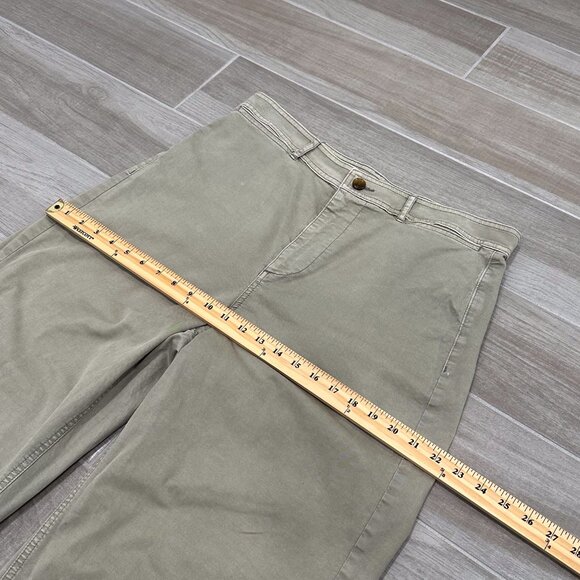 Everlane The Lightweight Wide-Leg Crop Stretch Cotton Chino Pants in Light Sage - Picture 13 of 16